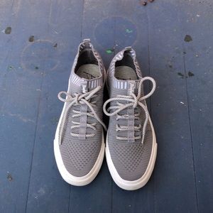 Blowfish size 9 grey knit slip-on sneakers